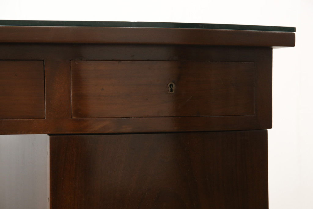 イギリスアンティーク　マホガニー材製　すっきりとしたエレガントなデザイン!組み立て式の両袖机(ニーホールデスク、プレジデントデスク)(R-057087)