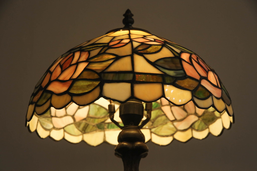 中古　ステンドグラス　ロマンティックな空間づくりに活躍するスタンド照明(スタンドライト、卓上照明、デスクスタンド)(R-069204)