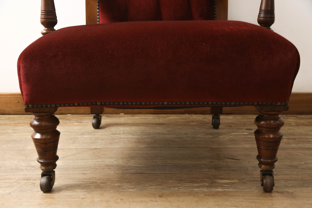 イギリスアンティーク　レッドカラーのファブリックが華やかな印象を与えるキャスター付きサロンチェア(アームチェア、ラウンジチェア、1人掛けソファ、1P、椅子、イス)(R-061305)