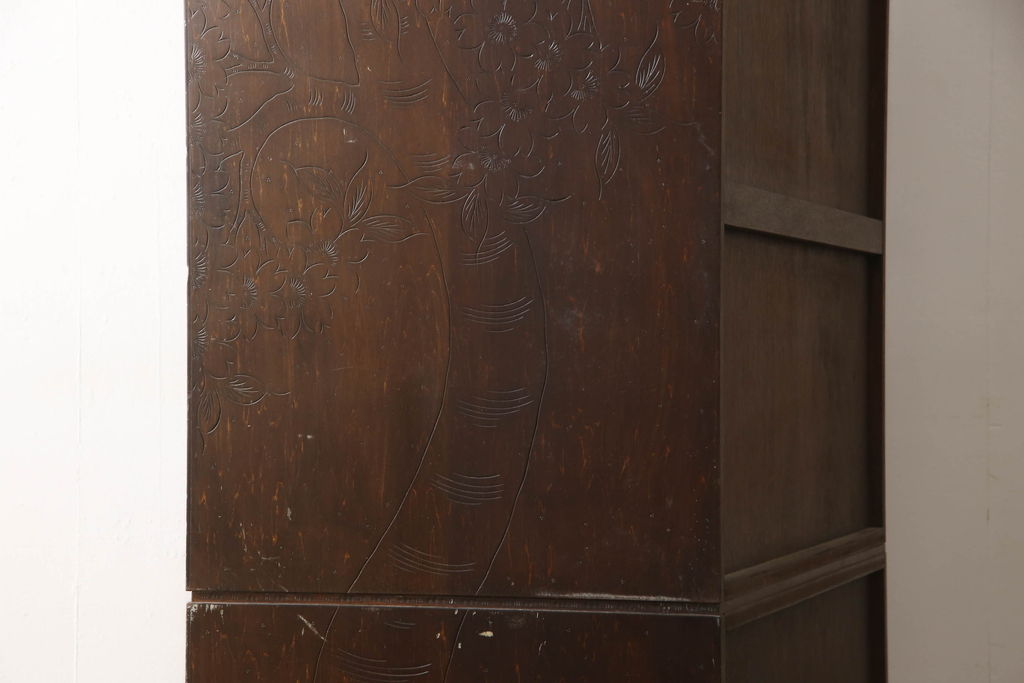 中古　伝統工芸　軽井沢彫り　趣ある色合いと細やかな彫刻が目を惹くワードローブ(洋服タンス、収納棚、戸棚、引き出し、キャビネット)(R-062756)