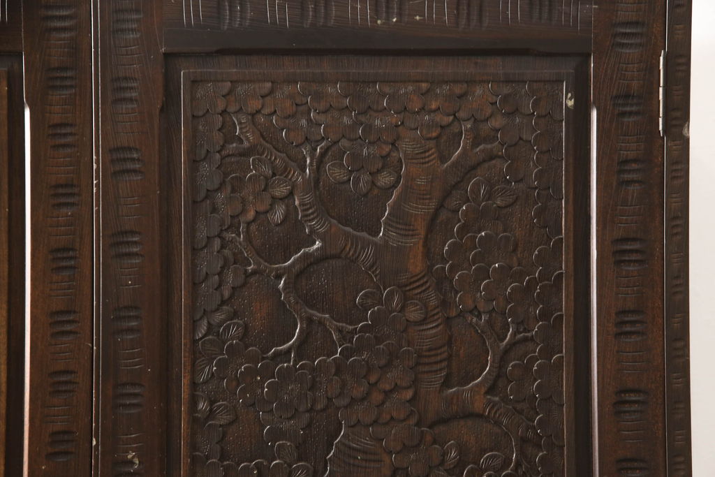 中古　伝統工芸　軽井沢彫り　趣ある色合いと細やかな彫刻が目を惹くワードローブ(洋服タンス、収納棚、戸棚、引き出し、キャビネット)(R-062756)