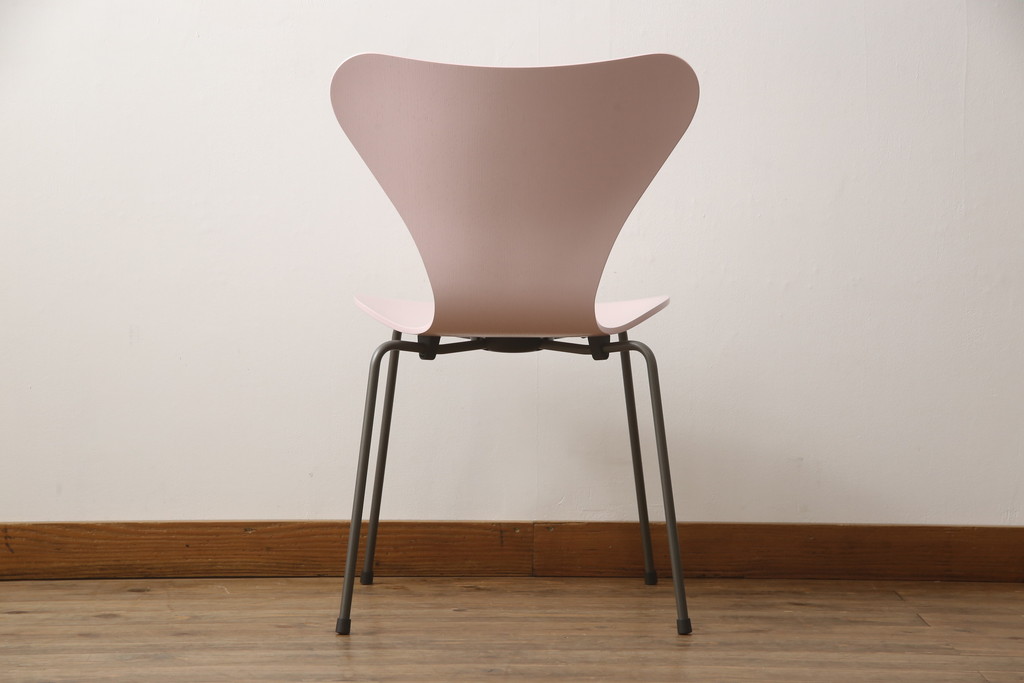 中古　新品同様!!　FRITZ HANSEN(フリッツハンセン)　SERIES 7(セブンチェア)　fh-3107ca-615　カラードアッシュ　ペールローズ(PALE ROSE)　北欧モダンなお部屋におすすめ!シャープな脚がお洒落なダイニングチェア(板座チェア、椅子、イス)(定価約7万円)(R-066553)