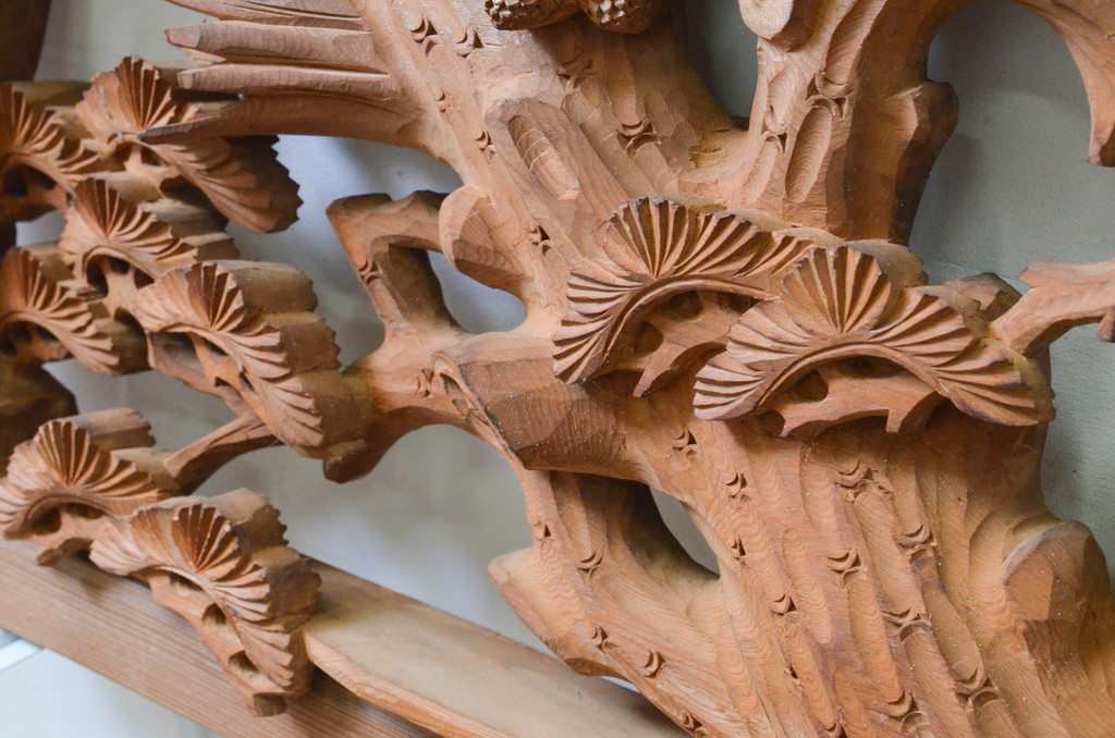 アンティーク建具　井波彫刻　躍動感ある松竹梅が美しい両面彫刻欄間2枚セット(明り取り、明かり取り)(R-068412)