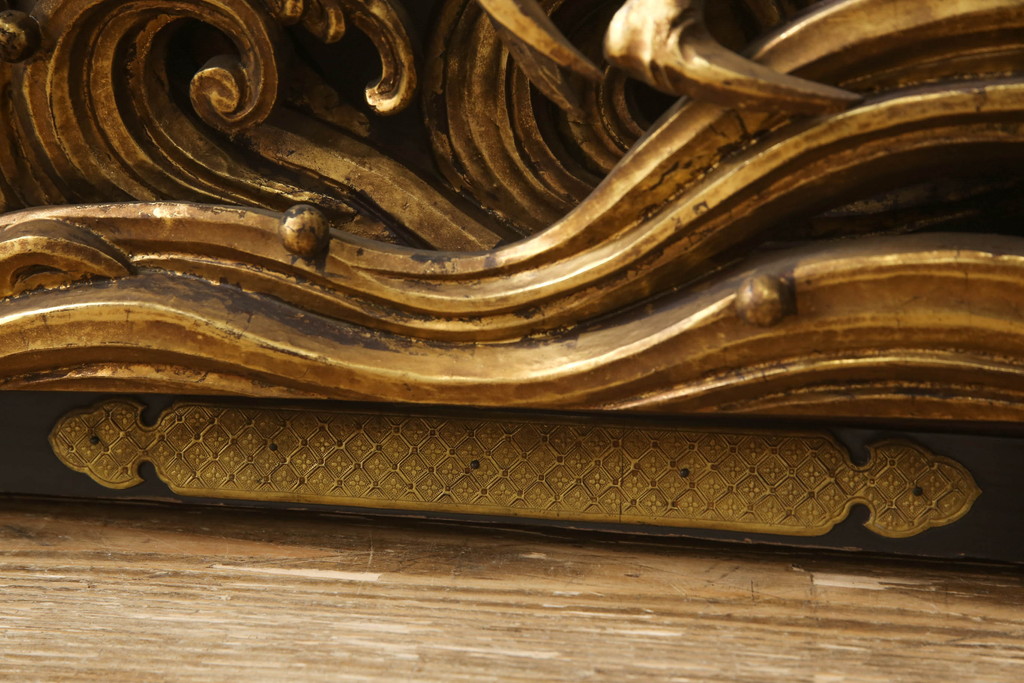 和製アンティーク　明治〜大正期　龍の図　時代物　寺院仏具　立体的な彫刻が圧巻!　金箔をふんだんに使った欄間(明り取り、明かり取り、建具、ディスプレイ)(R-062425)