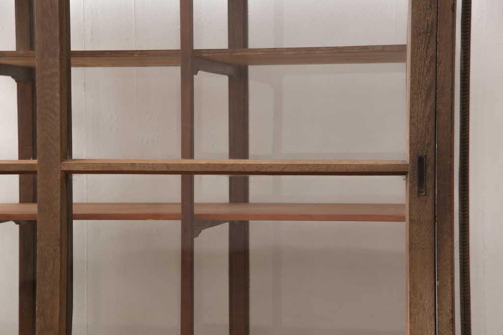 【セミオーダー家具実例】アンティークのガラスケースに高品質リペアを施しました。ご希望にそって棚板を水平に製作!(ショーケース、陳列棚)
