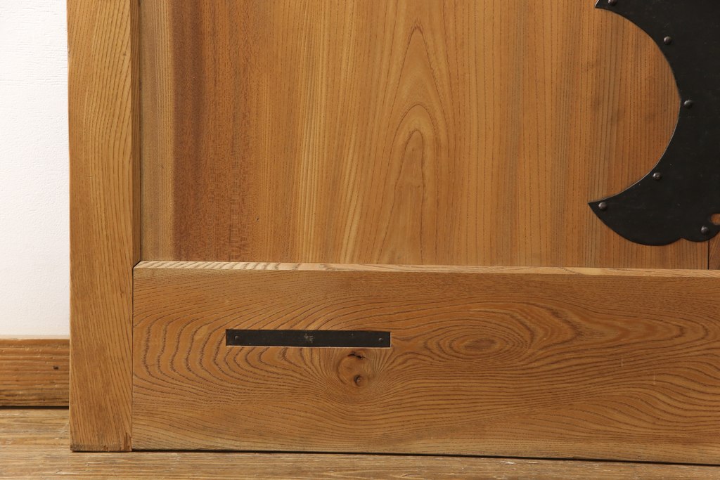【セミオーダー家具実例】アンティークの蔵戸に高品質リペアを施しました。鍵穴を塞ぎ、裏側の閂を釘止め。バフ掛けなどをして表面の黒ずみなどの汚れを落とし、着色はせずに外部用の塗料で仕上げました。(玄関戸、玄関ドア、引き戸)