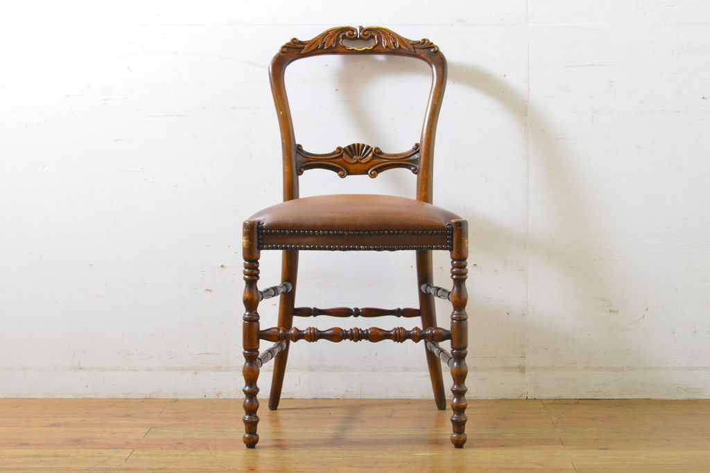 中古　美品　イギリス高級家具　THEODORE ALEXANDER(セオドア・アレキサンダー)　挽物脚が目を惹く!クラシカルなデザインがおしゃれなダイニングチェア(椅子)(R-062735)