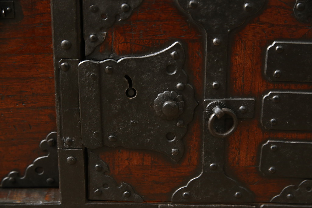 和製アンティーク　前面桐材　凝ったつくりの金具が目を引く船箪笥(引き出し、和タンス、小物収納、時代箪笥)(R-056300)
