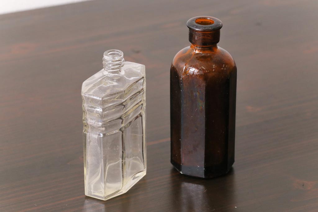 アンティーク雑貨　イギリスビンテージ　個性的な形とアンバーの小瓶(ガラスビン、ミニボトル)2個セット