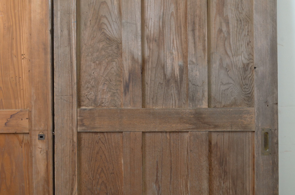 アンティーク建具　木の温かな色合いが魅力の板戸2枚セット(引き戸、玄関戸)(R-063701)
