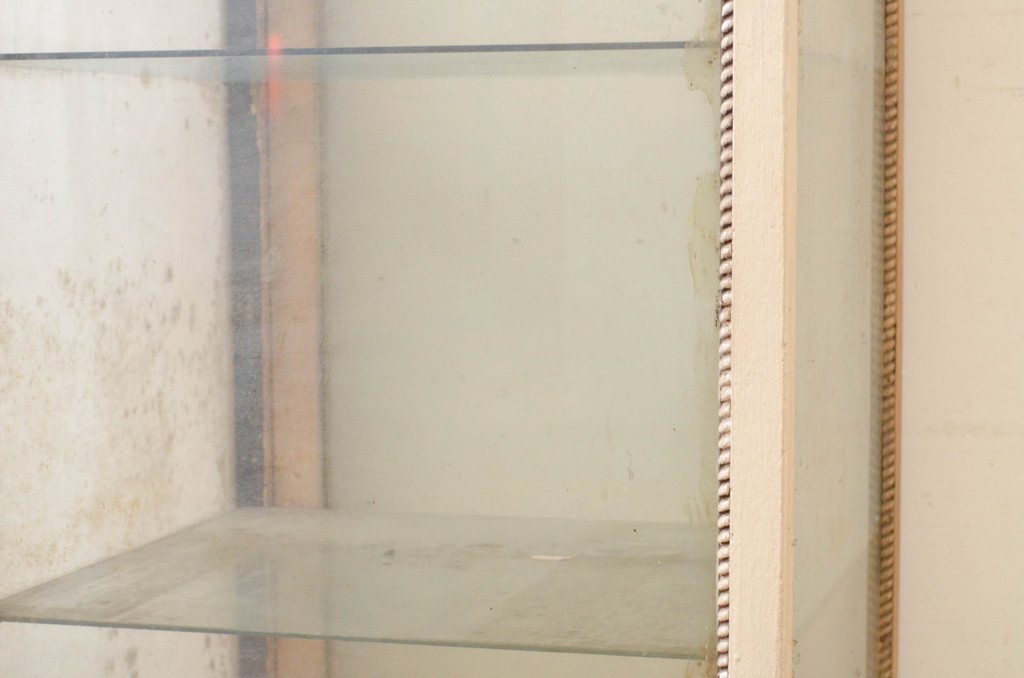 和製アンティーク　ペイント仕上げ限定　ノスタルジックな雰囲気を醸し出す古い薬屋のペイント縦型Gケース(ガラスケース、ショーケース、飾り棚、陳列棚、店舗什器)(R-069372)