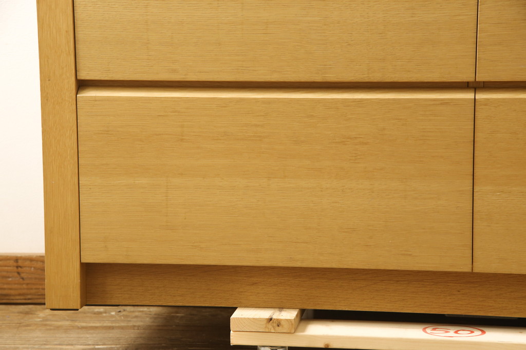 中古　美品　IDC大塚家具取り扱い　古賀清木工(Koga Kiyoshi Mokko)　フロス　ホワイトオーク材　シンプルなデザインが素敵なチェスト(定価約15万円)(引き出し、衣装タンス)(R-058994)