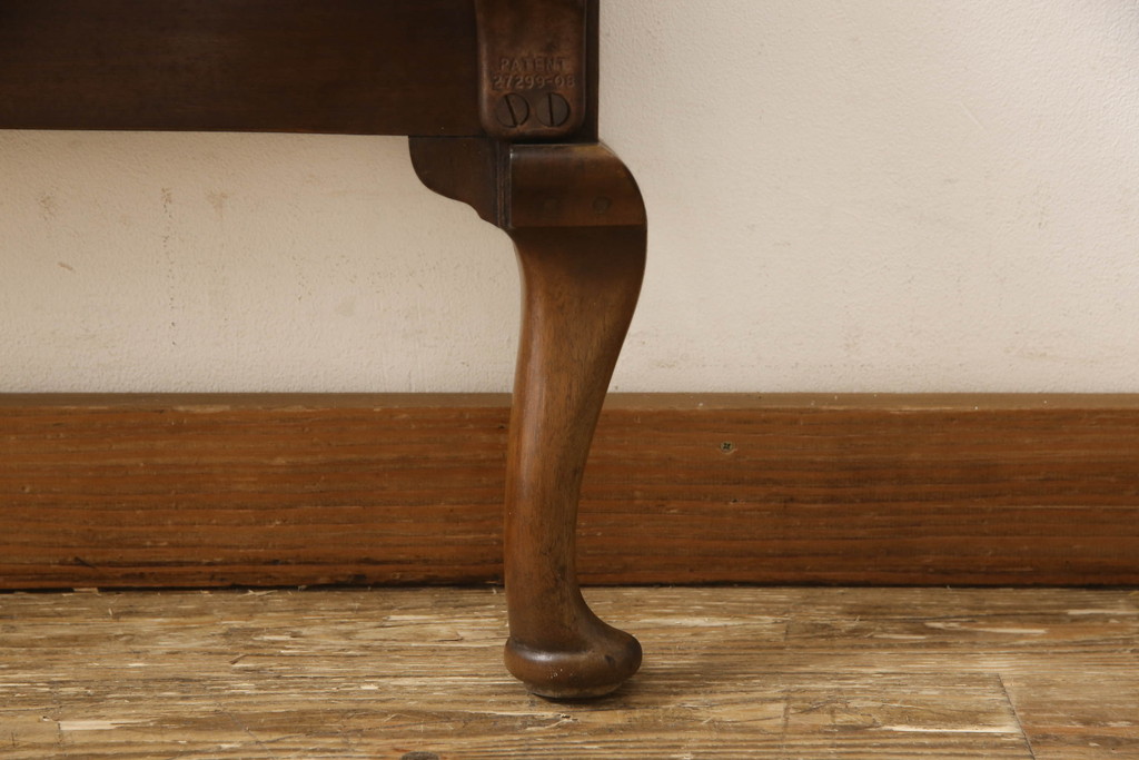 イギリスアンティーク　ウォールナット材　猫脚が優雅な空間を演出してくれるベッドフレーム(シングル)(R-061189)