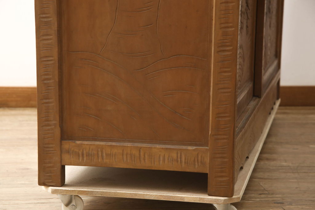 和製ビンテージ　軽井沢彫り　繊細な桜の彫刻が目を惹くサイドボード(サイドキャビネット、リビングボード、収納棚、戸棚、ヴィンテージ)(R-062844)