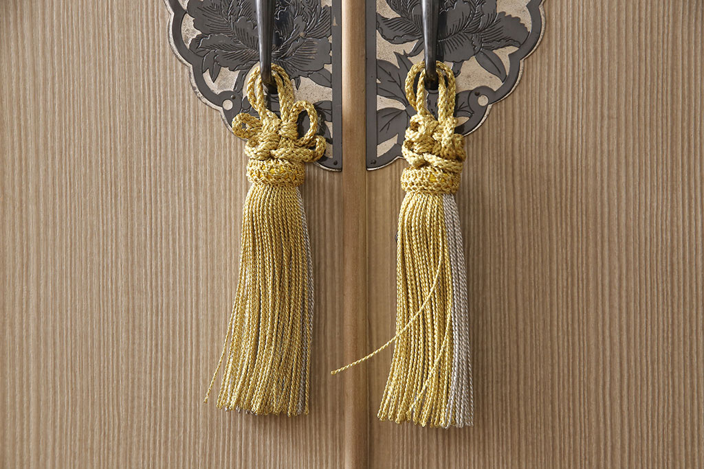 中古　伝統工芸品　桑材のワンポイントがおしゃれな加茂総桐箪笥(胴丸、総桐たんす、着物箪笥、引き出し)(R-053662)