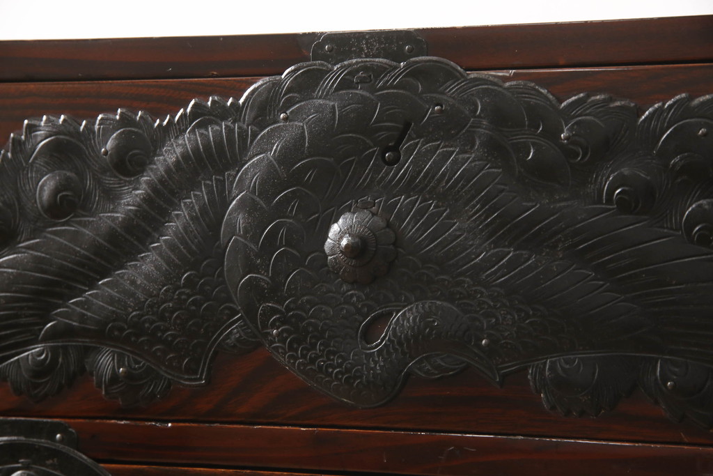 和製アンティーク　漆塗り　前面ケヤキ材　和の趣あふれる佇まいが魅力の仙台箪笥(和箪笥、サイドチェスト、引き出し、和たんす)(R-054442)