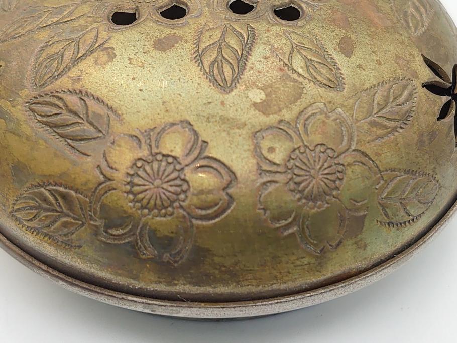 青磁　彫金　真鍮製透かし火屋　袴腰　上品な花の透かしが魅力の三つ脚香炉(三つ足、仏具、箱無し)(R-062431)