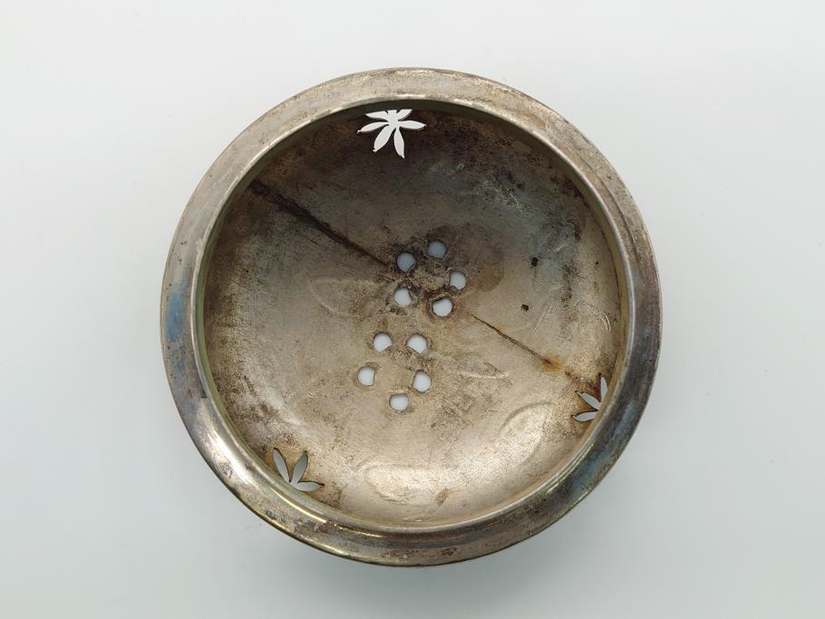 青磁　彫金　真鍮製透かし火屋　袴腰　上品な花の透かしが魅力の三つ脚香炉(三つ足、仏具、箱無し)(R-062431)