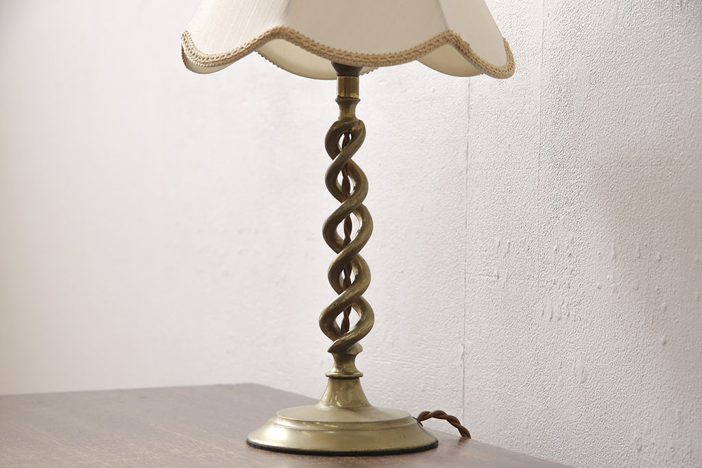 イギリスアンティーク　脚の凝ったデザインがすてきなしんちゅう(真鍮)スタンド照明(卓上照明、テーブルスタンド)(R-053829)