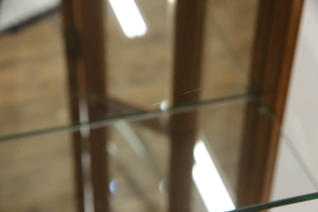 中古　横浜クラシック家具　ダニエル(Daniel)　アーリーアメリカン　A-214　温かみのある空間を演出するガラスケース(飾り棚、キュリオケース、コレクションケース、キャビネット)(定価約67万円)(R-051041)