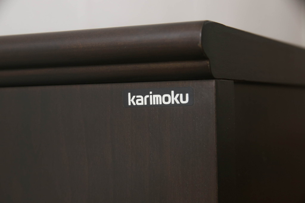 中古　カリモク家具(karimoku)　美しい取っ手飾りが目を引くクラシカルなチェスト(縦型チェスト、サイドチェスト、引き出し)(R-062014)