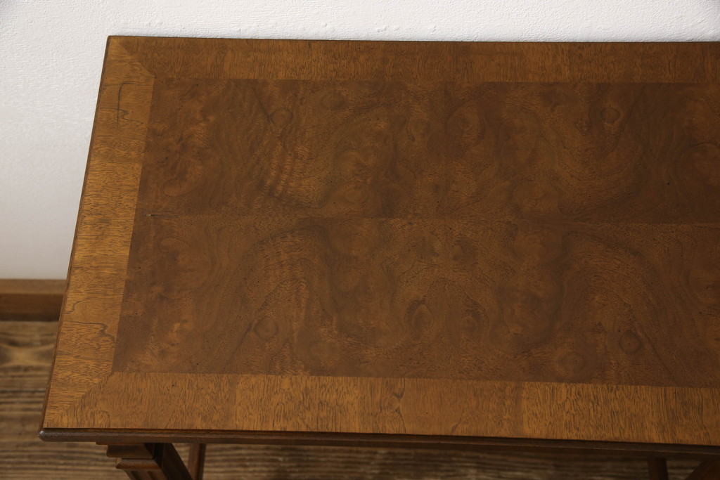 中古　DREXEL HERITAGE(ドレクセルヘリテイジ)　波打つような美しい杢目と凝った造りのデザインにこだわりを感じるネストテーブル(サイドテーブル、コーヒーテーブル、ナイトテーブル)(R-061401)