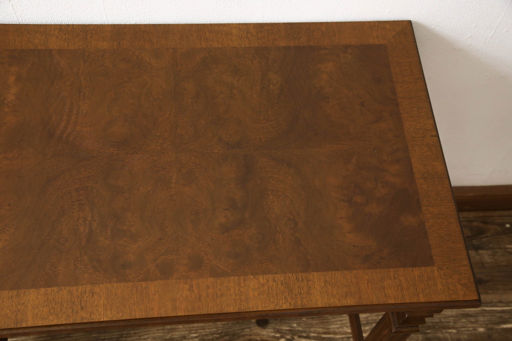 中古　DREXEL HERITAGE(ドレクセルヘリテイジ)　波打つような美しい杢目と凝った造りのデザインにこだわりを感じるネストテーブル(サイドテーブル、コーヒーテーブル、ナイトテーブル)(R-061401)