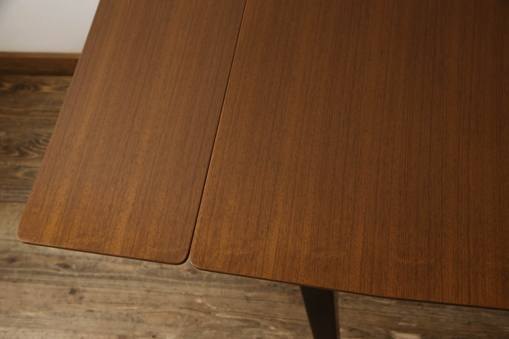 北欧ヴィンテージ　チーク材　黒塗りの脚がかっこ良さを引き立てる、珍しいデザインのエクステンションテーブル(ドローリーフテーブル、ダイニングテーブル、ビンテージ)(R-050134)