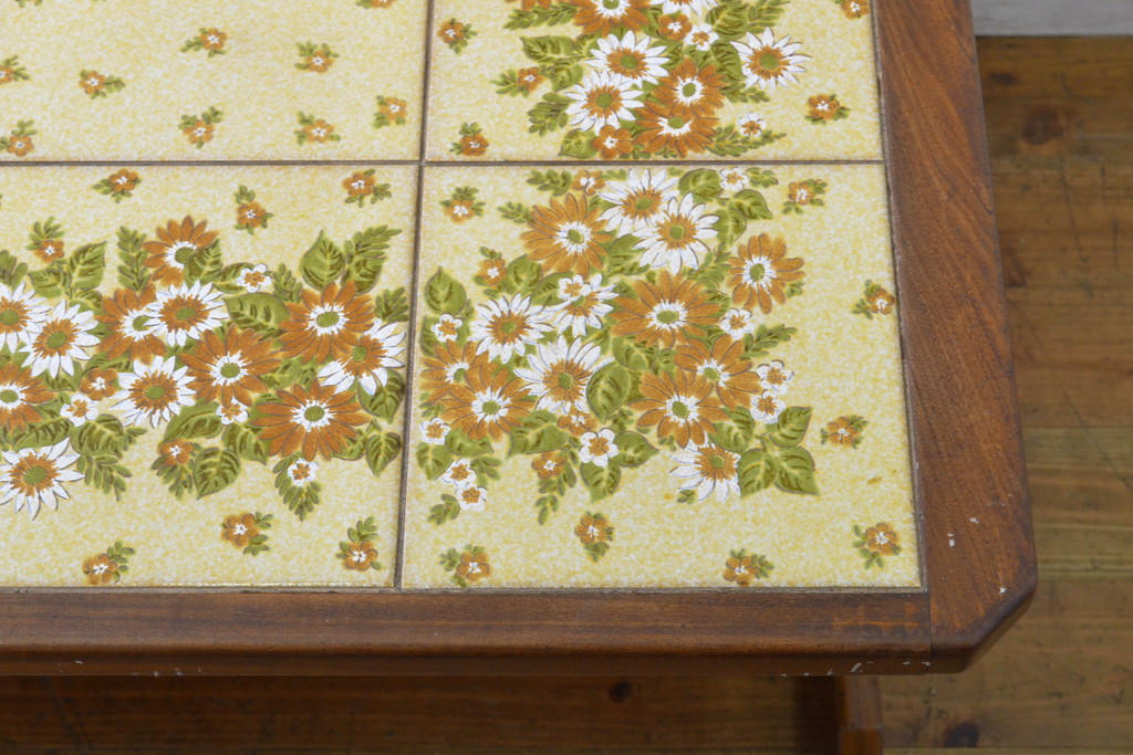 イギリスビンテージ　北欧ヴィンテージ　G-PLAN(ジープラン)　チーク材　タイルトップ　花模様が可愛いらしいローテーブル(センターテーブル、リビングテーブル)(R-063331)
