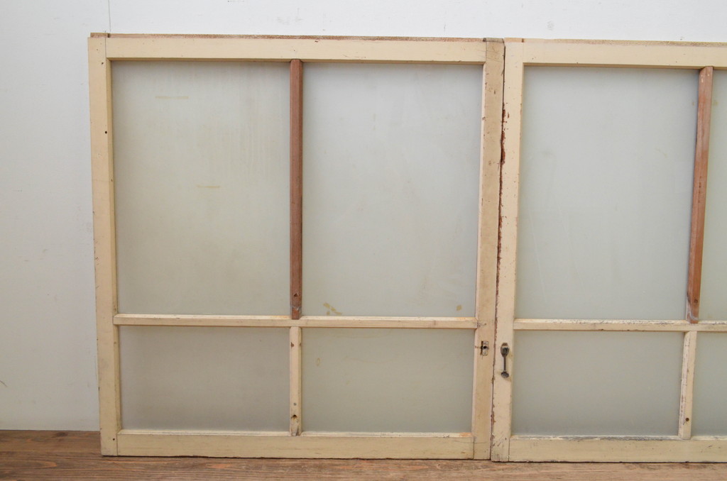 アンティーク建具　ペイント仕上げ限定　昭和レトロ　インテリアに取り入れやすいシンプルなデザインのペイントガラス窓4枚セット(引き戸、ガラス戸)(R-068437)