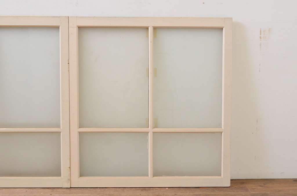 アンティーク建具　ペイント仕上げ限定　昭和レトロ　インテリアに取り入れやすいシンプルなデザインのペイントガラス窓2枚セット(引き戸、ガラス戸)(R-068439)
