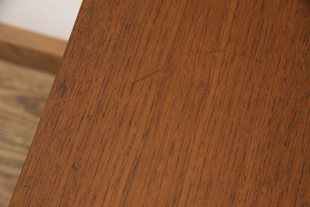 ヴィンテージ家具　北欧家具　北欧ビンテージ　チーク材　ナチュラルモダンな空間を演出する格納式ネストテーブル(サイドテーブル、カフェテーブル)(R-050613)