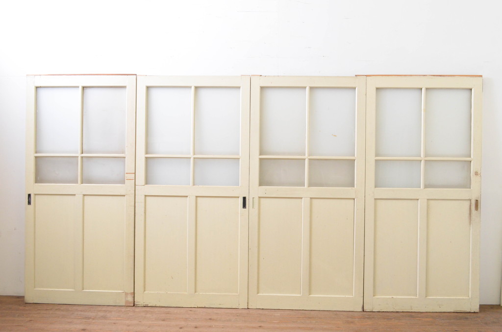 アンティーク建具　ペイント仕上げ限定　レトロな空間づくりにおすすめな古い学校の引き戸4枚セット(ガラス戸)(R-068699)