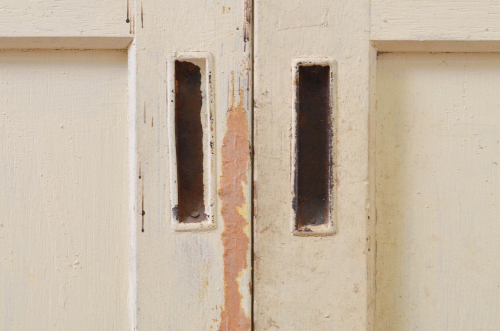 アンティーク建具　ペイント仕上げ限定　レトロな空間づくりにおすすめな古い学校の引き戸2枚セット(ガラス戸)(R-068701)