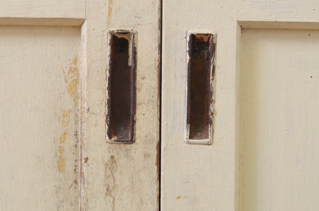 アンティーク建具　ペイント仕上げ限定　レトロな空間づくりにおすすめな古い学校の引き戸2枚セット(ガラス戸)(R-068701)
