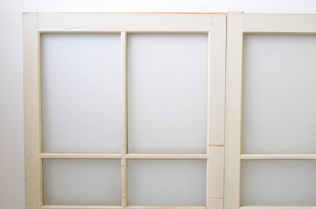 アンティーク建具　ペイント仕上げ限定　レトロな空間づくりにおすすめな古い学校の引き戸4枚セット(ガラス戸)(R-068705)
