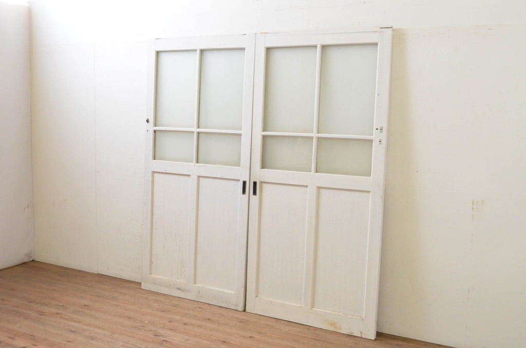 アンティーク建具　ペイント仕上げ限定　レトロな空間づくりにおすすめな古い学校のガラス戸2枚セット(引き戸)(R-068708)