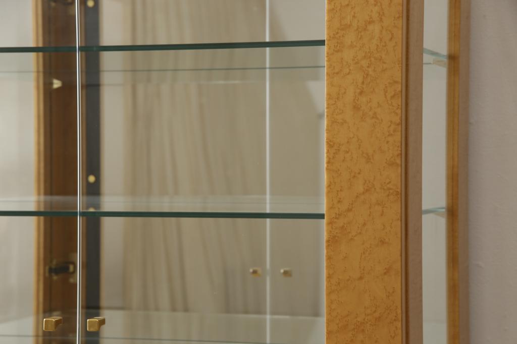 中古　美品　バーズアイメープル　SPRENDOR(スプレンダー)　特徴的な杢目と直線的なデザインが美しいキャビネット(定価約48万円)(飾り棚、陳列棚、キュリオケース、ガラスケース)(R-053351)