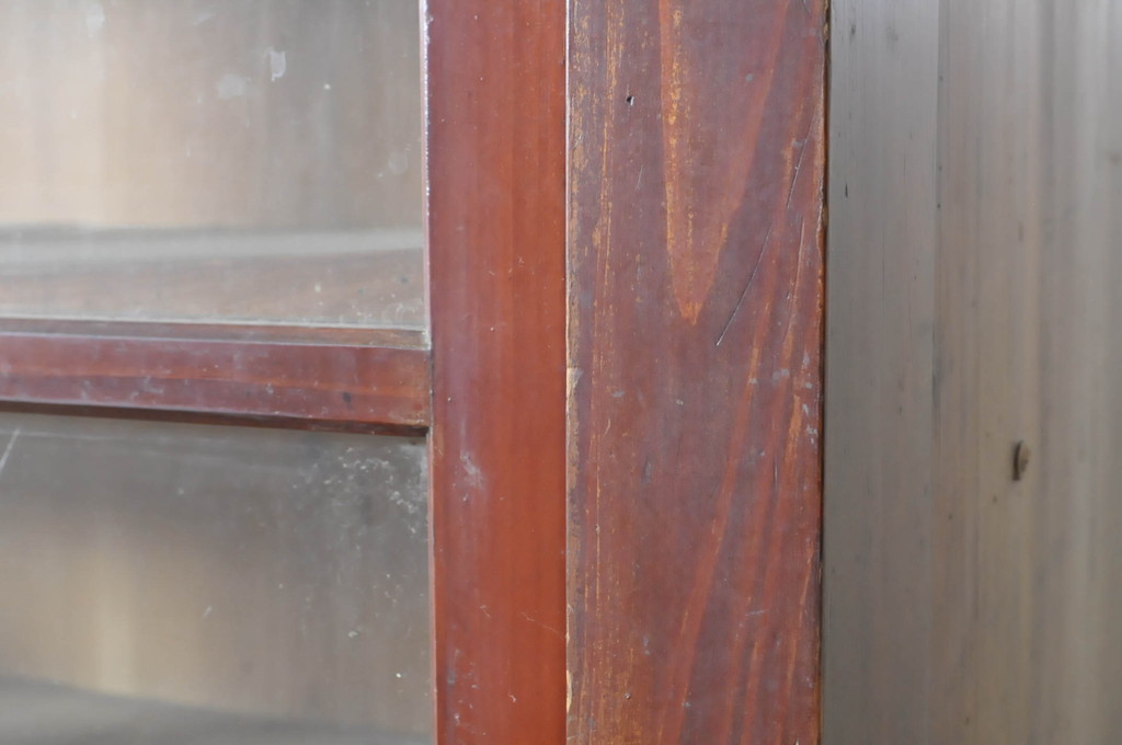 和製アンティーク　漆塗り　使い込まれた風合いが味のある重ねガラス戸棚(収納棚、キャビネット、水屋箪笥、食器棚)(R-063832)