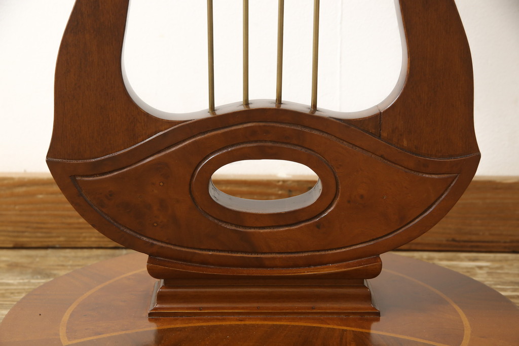 中古　イタリア　凝ったデザインが空間のアクセントになる象嵌入りサイドテーブル(飾り台、ナイトテーブル)(R-057709)