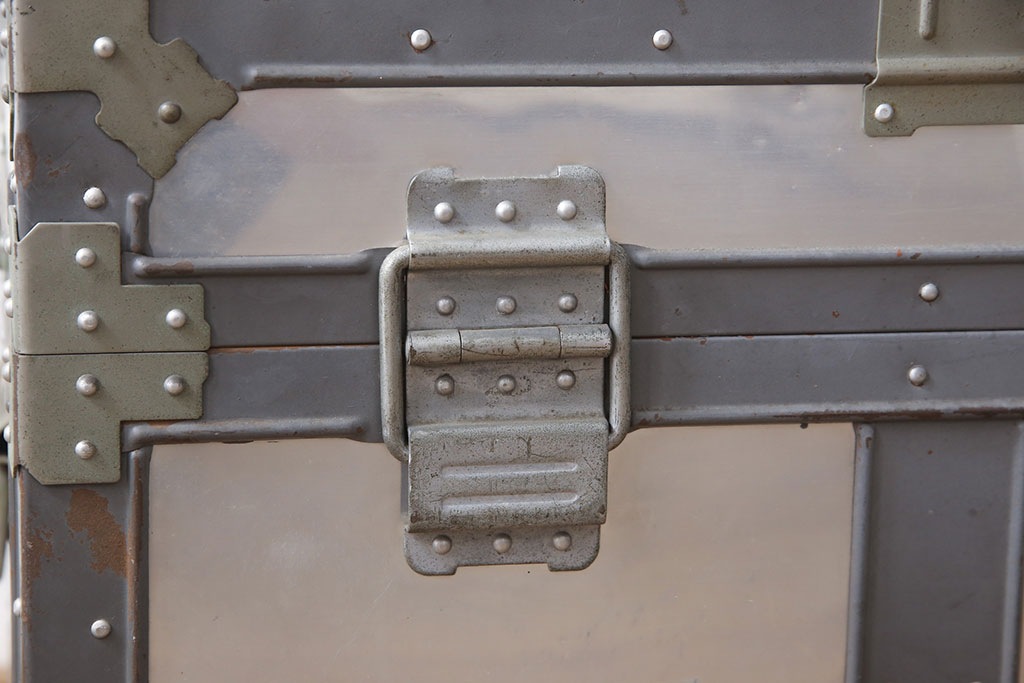 ヴィンテージ雑貨　KOWA(コーワ)　インダストリアルの空間づくりにおすすめのアルミ製トランク(船トランク、ディスプレイ、収納)(R-053874)