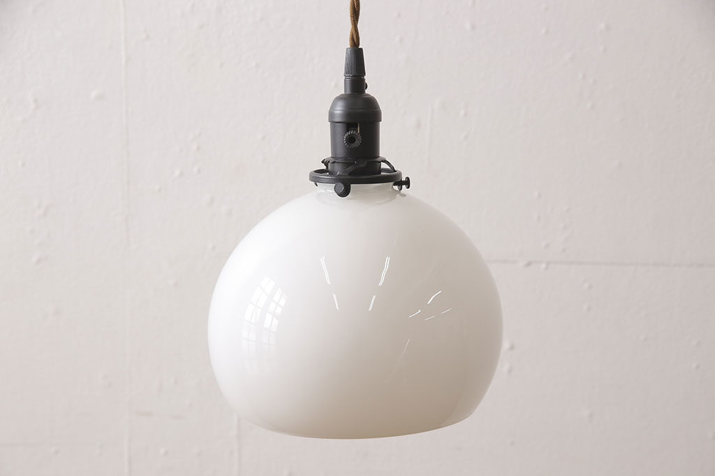 アンティーク照明　ころんとした丸いシェードが可愛らしい吊り下げ照明(天井照明、ペンダントライト、シェード、電笠)(R-053864)
