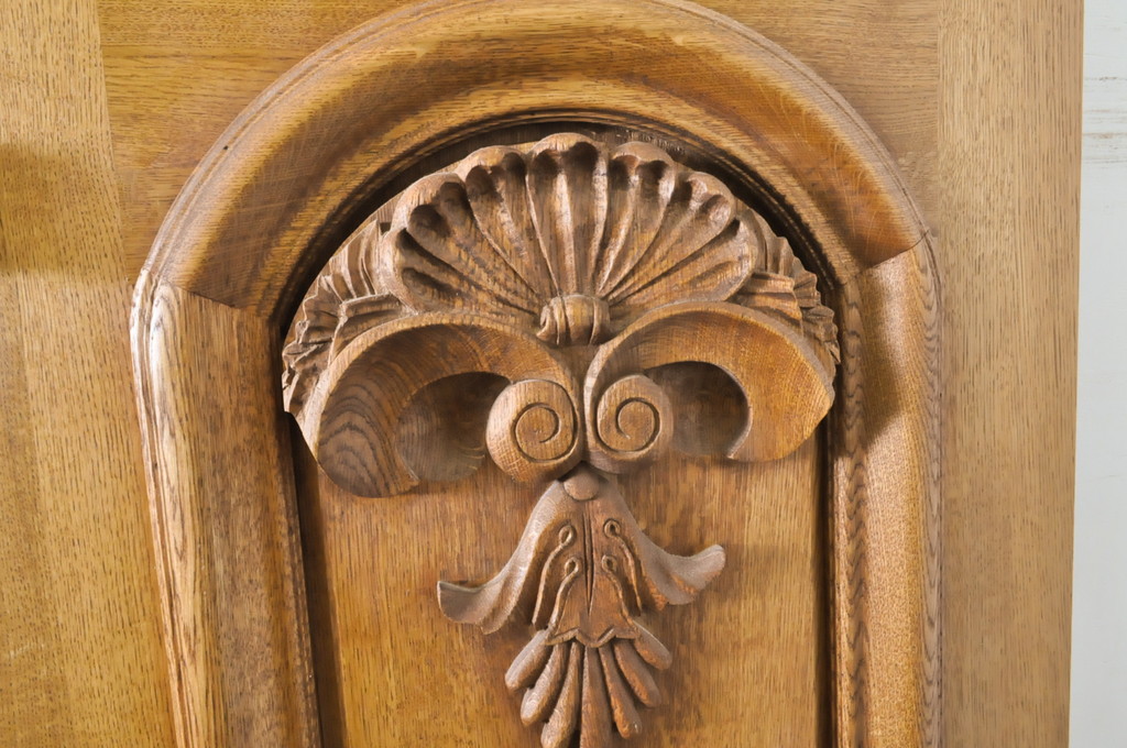 中古　ブランド家具　総ナラ(楢)材　立派な彫刻の高級ドア1枚(オークドア、扉、木製ドア、玄関ドア、建具)(R-063777)