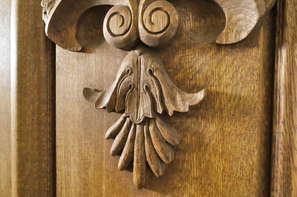 中古　ブランド家具　総ナラ(楢)材　立派な彫刻の高級ドア1枚(オークドア、扉、木製ドア、玄関ドア、建具)(R-063780)