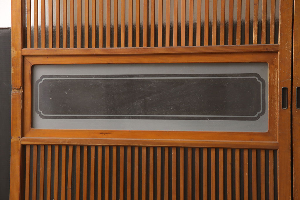 アンティーク建具　昭和中期　腰板ケヤキ材　欅の杢目と黄味がかった明るい色合いが魅力の裏ガラス入り格子戸2枚セット(引き戸、帯ガラス戸)(R-053519)
