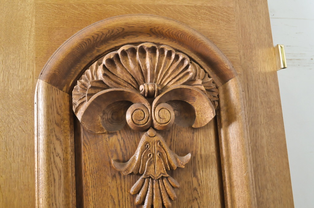 中古　ブランド家具　総ナラ(楢)材　立派な彫刻の高級ドア1枚(オークドア、扉、木製ドア、玄関ドア、建具)(R-063785)