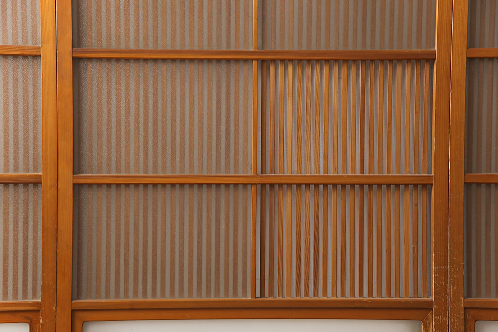 アンティーク建具　昭和中期　腰板ケヤキ材　すりガラスの風情あるデザインと明るい色合いの格子が魅力的な裏ガラス入り格子戸4枚セット(引き戸、帯ガラス戸)(R-053520)