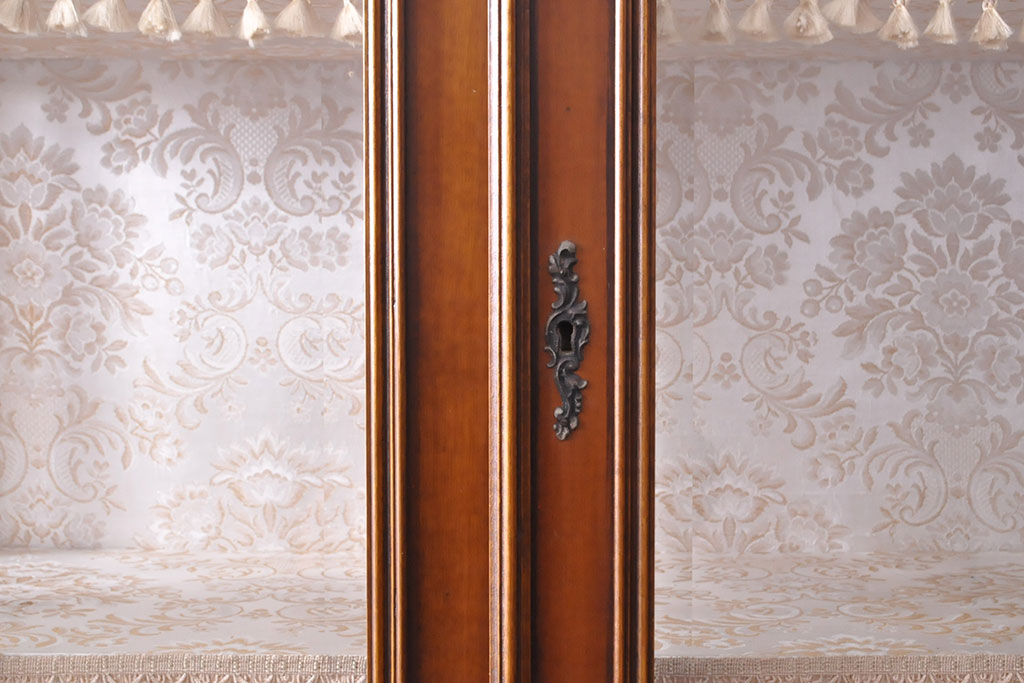 ヴィンテージ家具　極上美品　イタリア輸入家具　マホガニー材　ウォールナット材　凝ったデザインが魅力的な気品あふれるキャビネット(収納棚、陳列棚、飾り棚、店舗什器)(R-053772)