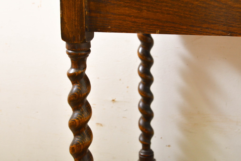 イギリスアンティーク　オーク材　螺旋を描いたようなデザインの脚が魅力的!!引き出し付きのサイドテーブル(エンドテーブル、ナイトテーブル、花台、飾り台)(R-063283)