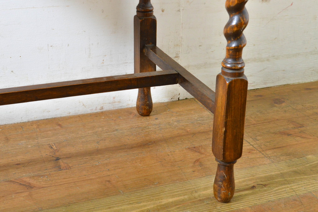 イギリスアンティーク　オーク材　螺旋を描いたようなデザインの脚が魅力的!!引き出し付きのサイドテーブル(エンドテーブル、ナイトテーブル、花台、飾り台)(R-063283)
